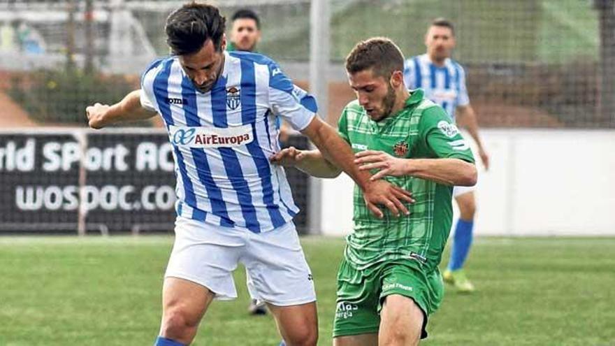 El centrocampista blanquiazul Xisco Hernández controla un balón ante un adversario.