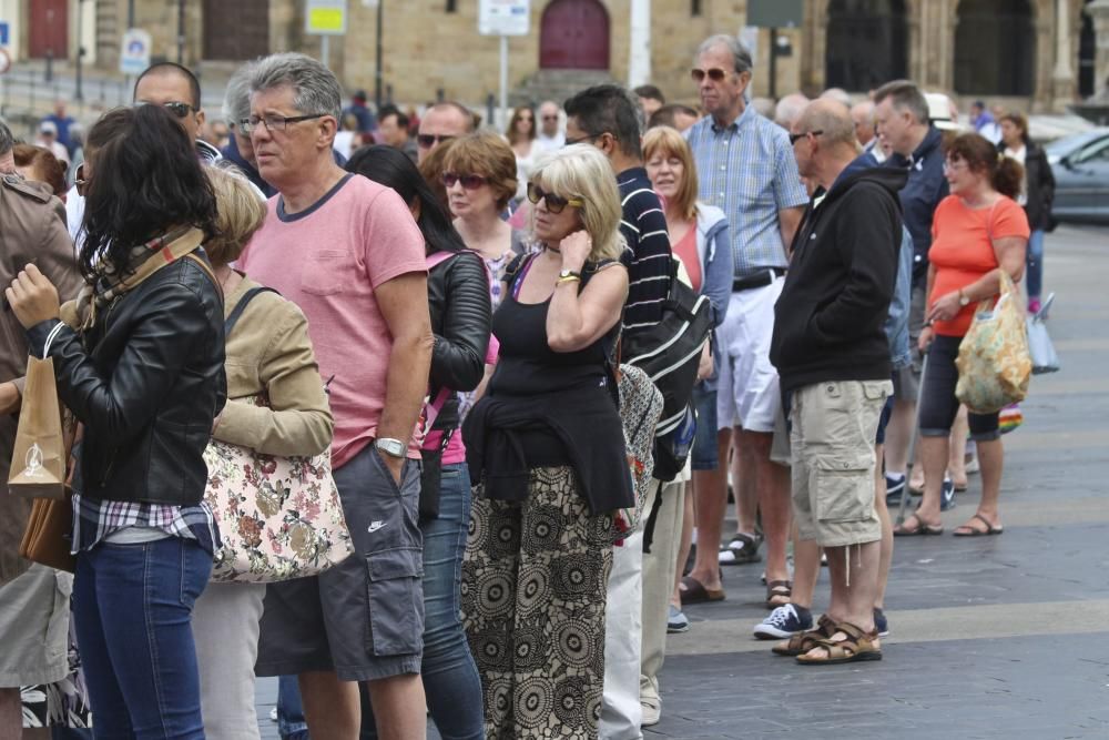 Desembarco de cruceristas extranjeros en Gijón