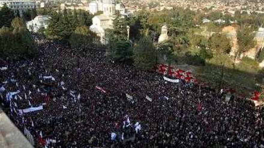 Simpatizantes de la oposición participan una manifestación convocada delante del Parlamento en el centro de Tiflis (Georgia); hoy viernes 2 de noviembre. Miles de personas se congregaron en el lugar para participar en un mitin convocado por la oposición para demandar la eliminación del cargo de presidente de la república. EFE/Zurab Kurtsikidze