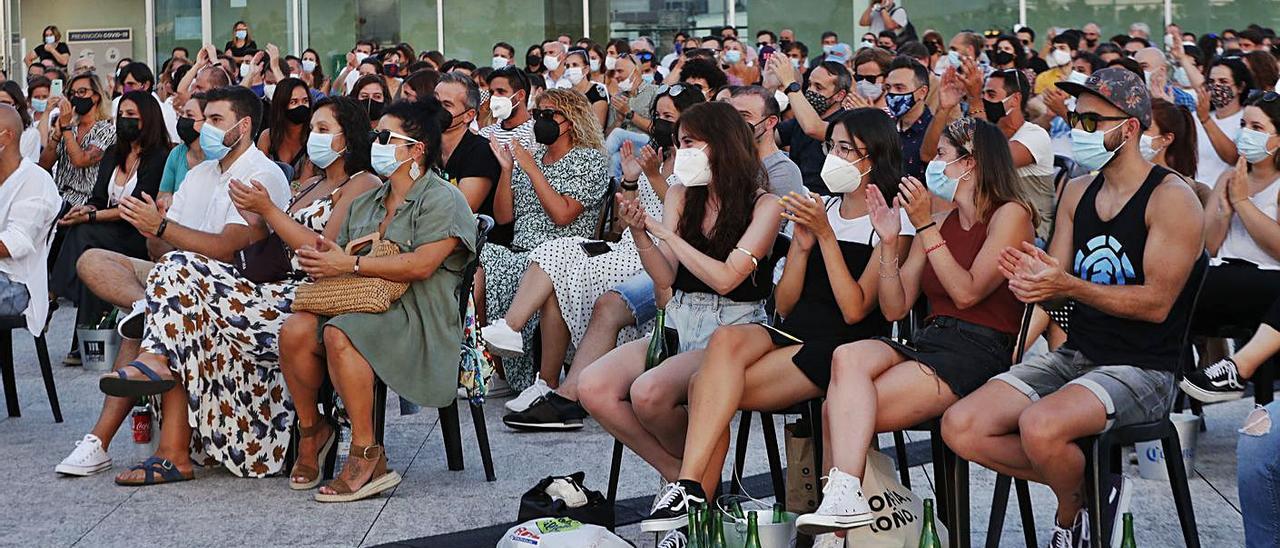 Público en un concierto con todos los asistentes sentados, en Vigo.