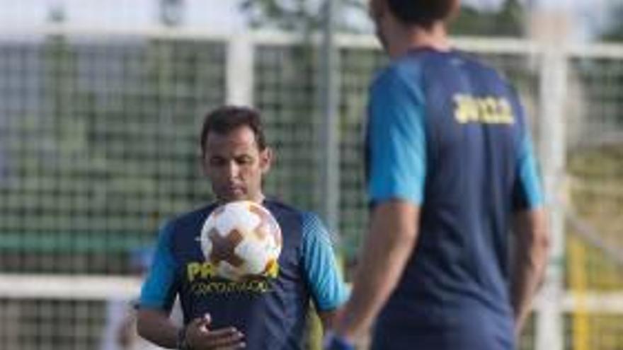 Javi Calleja lanza el balón al aire durante una sesión preparatoria.