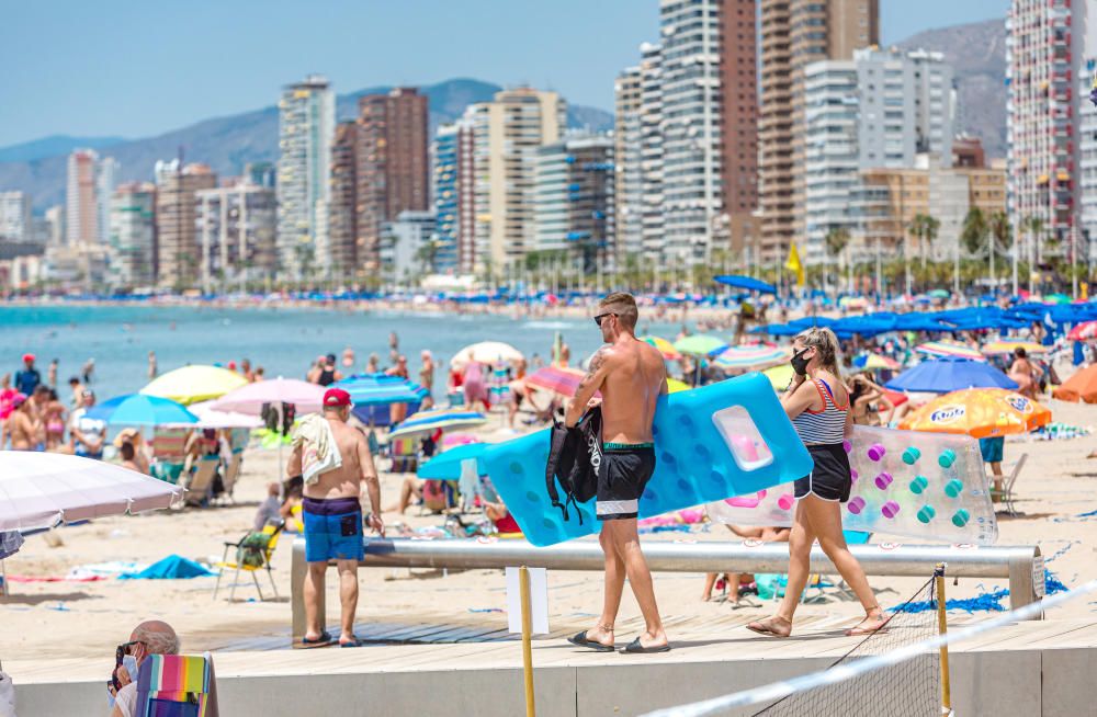 Este es el aspecto que presentan hoy las playas de Benidorm