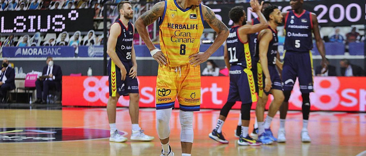 AJ Slaughter -8-, durante el partido del domingo pasado ante el MoraBanc Andorra en la cancha del equipo del Principado. | | LP/DLP