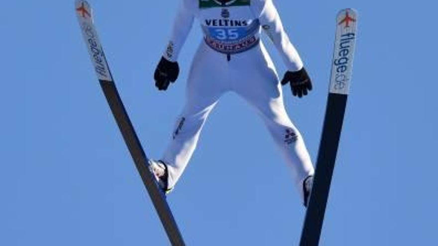 Marius Lindvik, ayer en pleno vuelo en Garmisch.