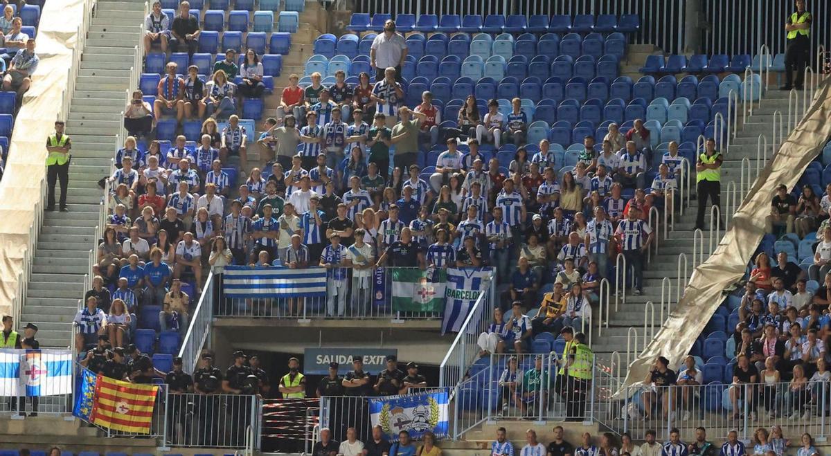 La afición blanquiazul no falla en La Rosaleda. Ni el horario ni la distancia impidieron a la afición del Deportivo animar a su equipo en la visita a Málaga. Más de un centenar de deportivistas ocuparon la zona visitante del estadio de la capital de la Costa del Sol en un partido que fue declarado de alto riesgo. No pudieron contemplar una victoria de su equipo en una noche que resultó aciaga en Martiricos.