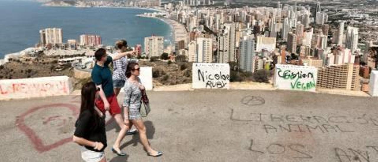 Los integrantes del «press trip» observan Benidorm.