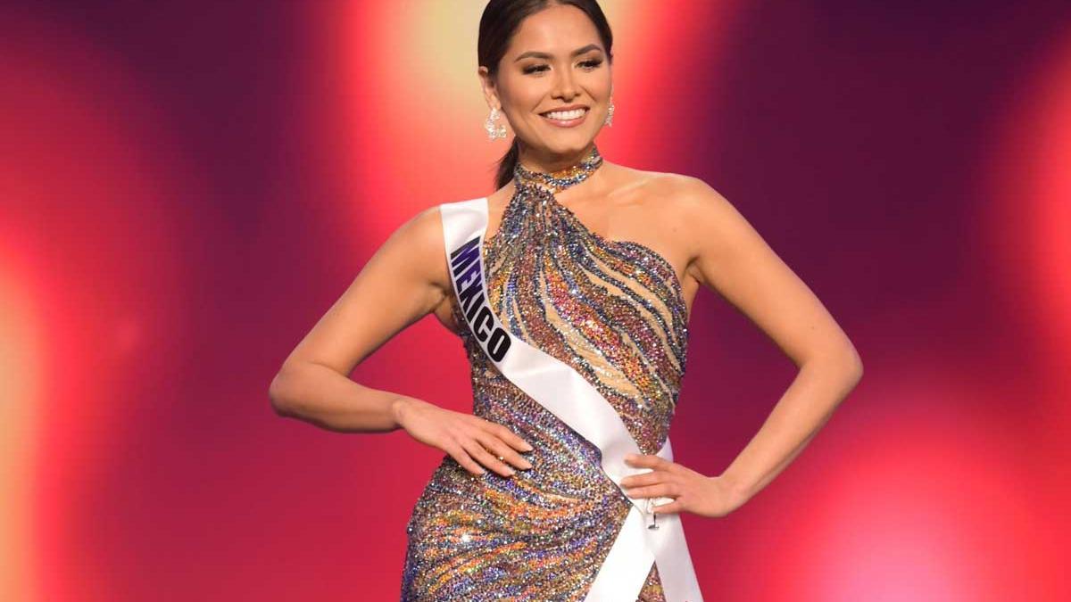 Andrea Meza, Miss México, durante uno de los desfiles con vestido de noche.