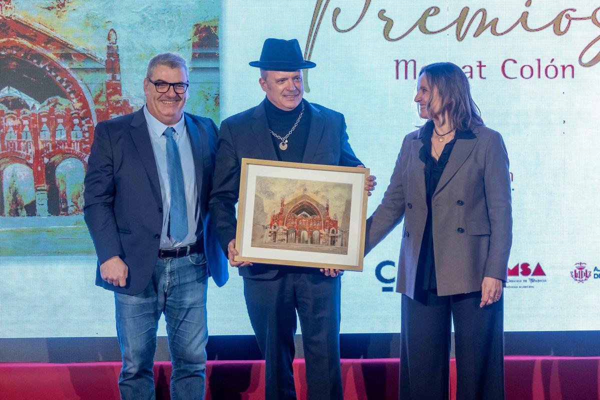 Luis Lázaro y Kika Morat entregan el premio a Jos Manuel Casañ de Seguridad Social.