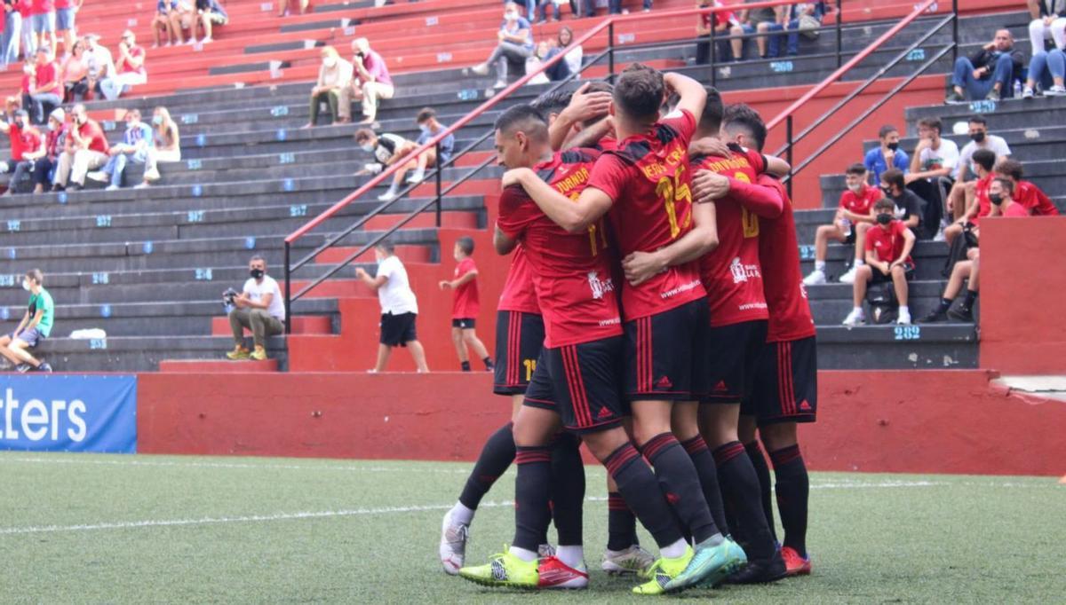 La celebración del gol del defensa rojinegro Jaime Jorge, con la grada del Silvestre Carrillo de fondo. | | PEDRO FRANCISCO