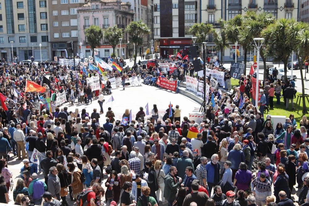 Los sindicatos minoritarios reclaman en Gijón políticas contra la precariedad