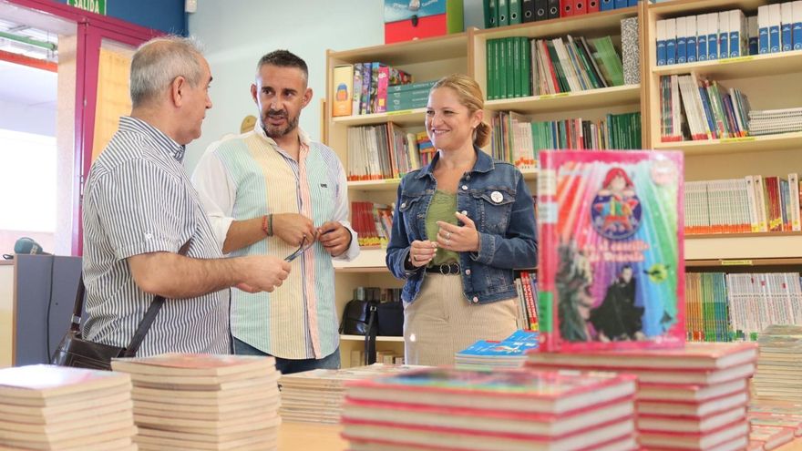 El programa 'La biblioteca va a la escuela y al instituto' reparte casi 2.000 libros en los centros educativos