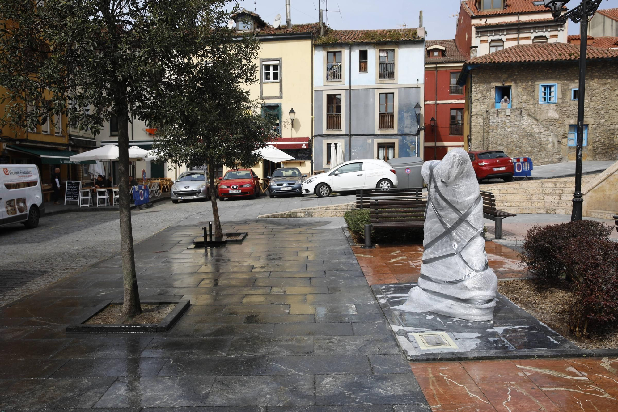 En imágenes: Así fue la instalación de la estatua de Rambal en Cimadevilla