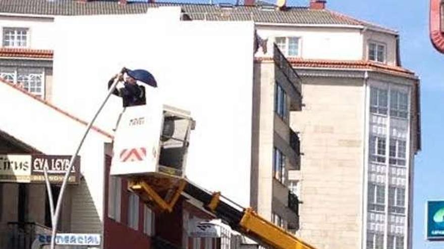 La colocación de nuevas farolas en la calle de Castelao.  // FDV