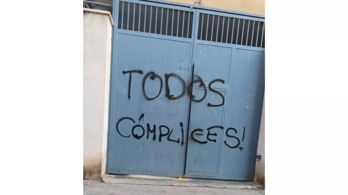 Pintadas en la puerta del centro Madre Josefa Campos de Alaquàs, este martes.