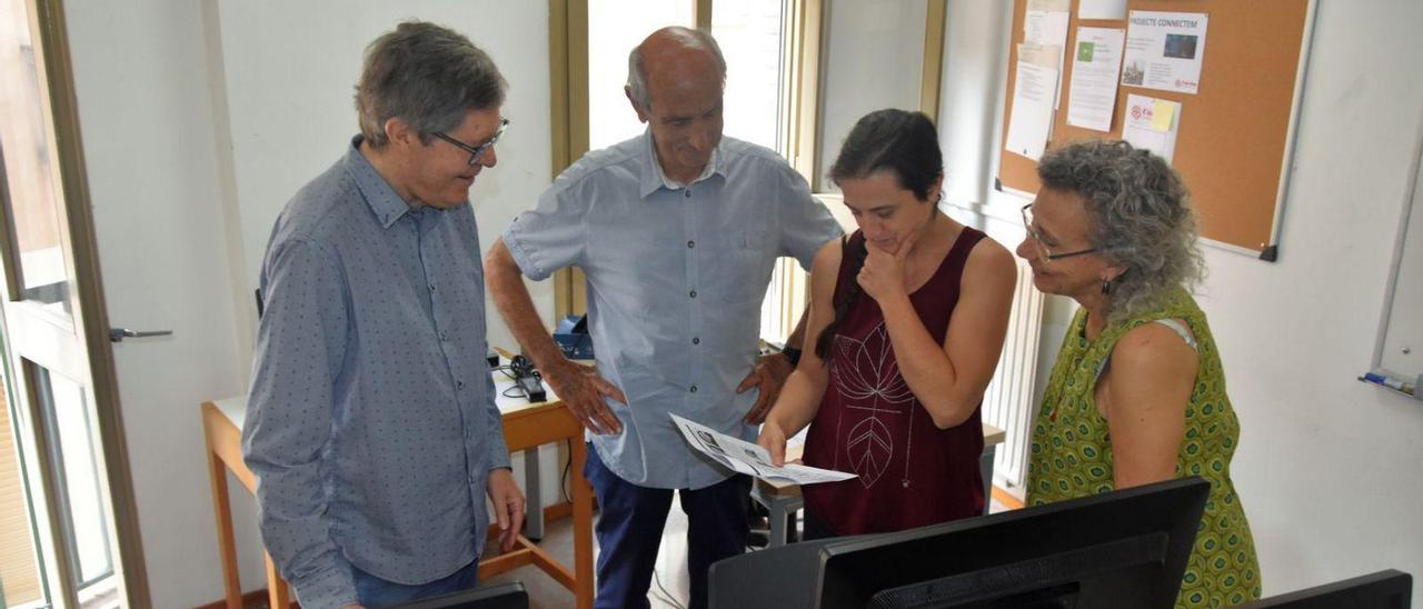 Ignasi Peramon, Josep Ramon Mora, Mònica Vergés i Fina Tarrés a l’aula on es fa el programa Connectem | G.C.