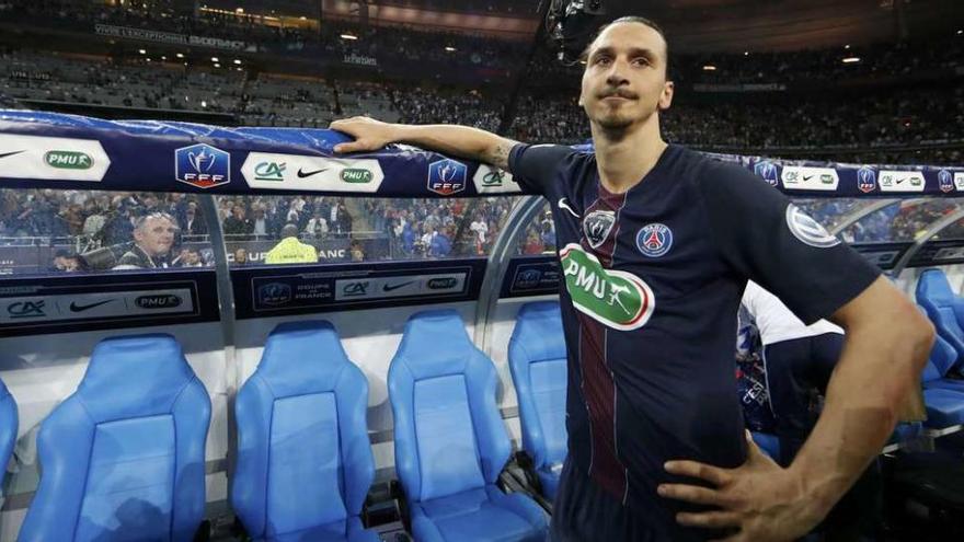 Ibrahimovic ve los últimos minutos de la final de Copa desde su banquillo.