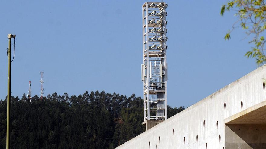 Antena de telefonía móvil instalada en la torre de iluminación de Pasarón (archivo) // Rafa Vázquez