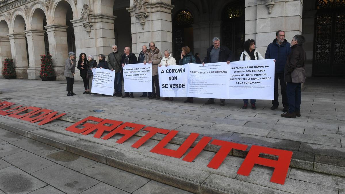 Protesta de Defensa do Común para pedir la devolución de los terrenos de A Maestranza