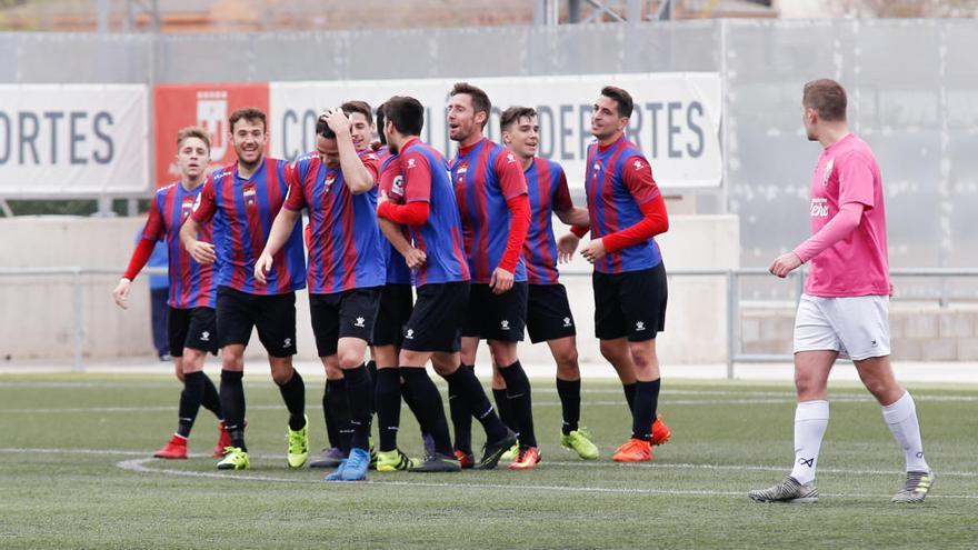 Los jugadores del Eldense celebran el tanto de Carlos Terol.