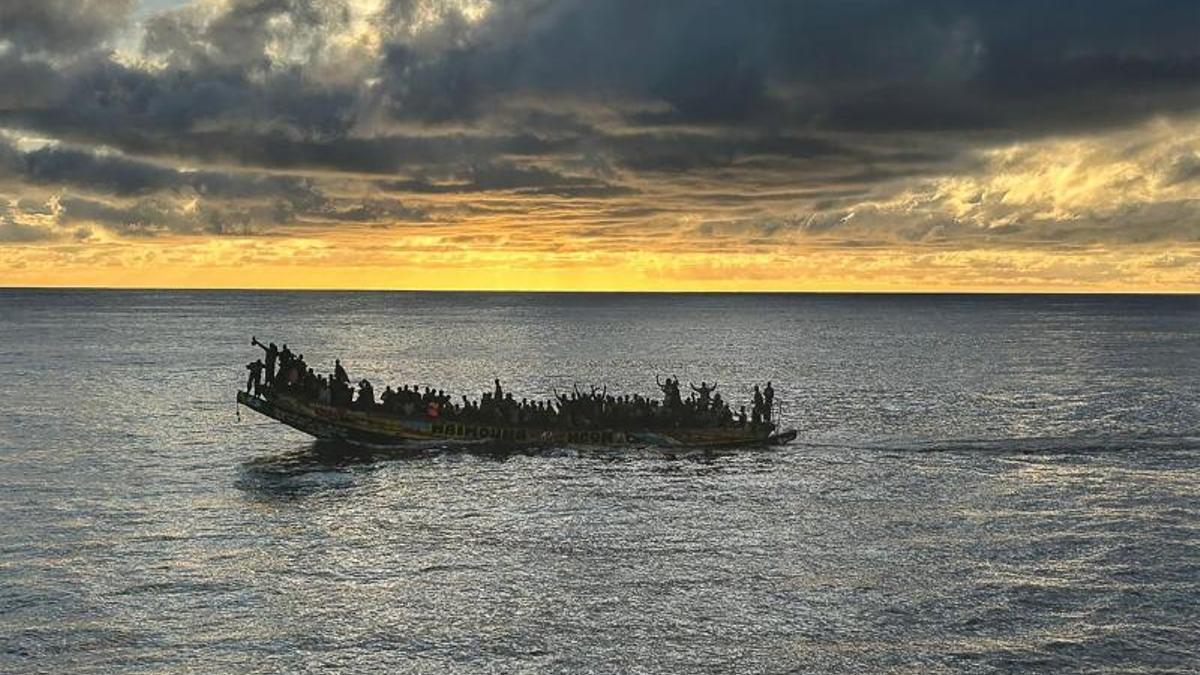 Un cayuco con decenas de africanos a bordo, visto desde el buque español de rescate Sasemar el 30 de octubre. SASEMAR AFP
