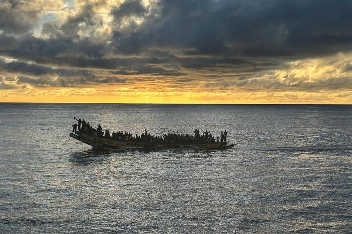 Un cayuco con decenas de africanos a bordo, visto desde el buque español de rescate Sasemar el 30 de octubre. SASEMAR AFP