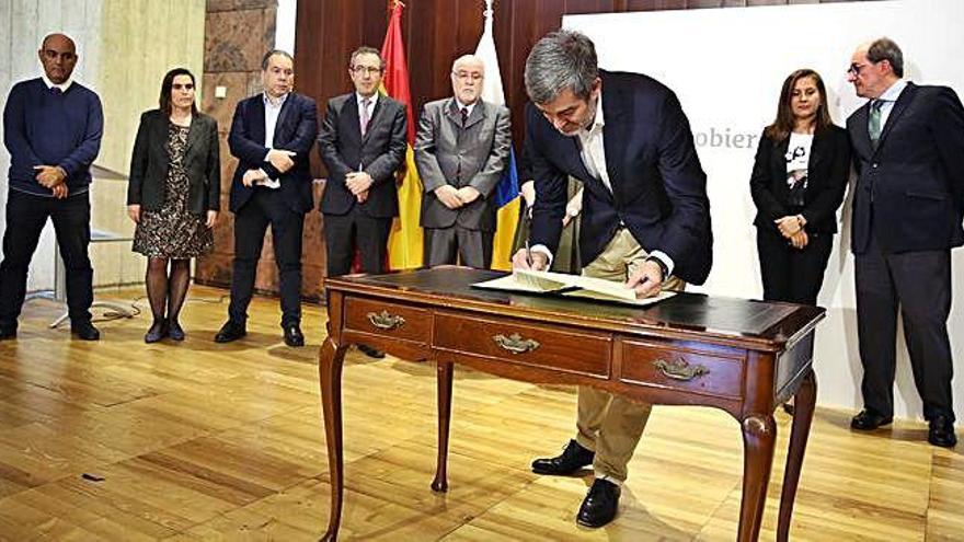 El presidente Fernando Clavijo firma el acuerdo por una igualdad real, junto a los representantes de los medios y organizaciones profesionales de la comuncación.