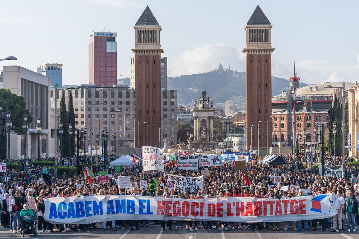 Barcelona. 05/04/2025. Economía. Miles de personas participan en la manifestación masiva contra el precio abusivo de los alquileres y la especulación immobiliaria. AUTOR: Marc Asensio Barcelona, Catalunya, España, vivienda, manifestación, protesta, Sindicato de la vivienda, alquiler, fondos buitre, especulación, protesta, capitalismo, piso, immobiliaria, propiedad, inversión