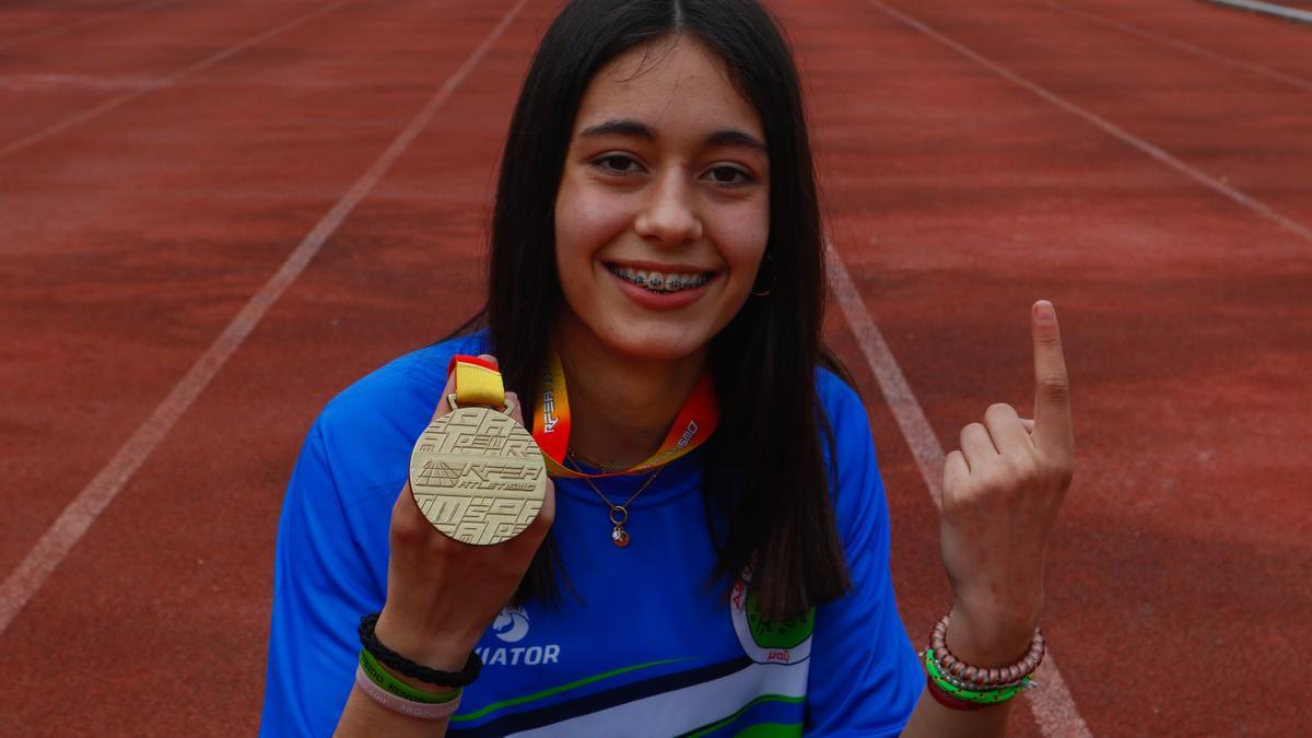 Celia Castro mostrando el oro conseguido en Sabadell.