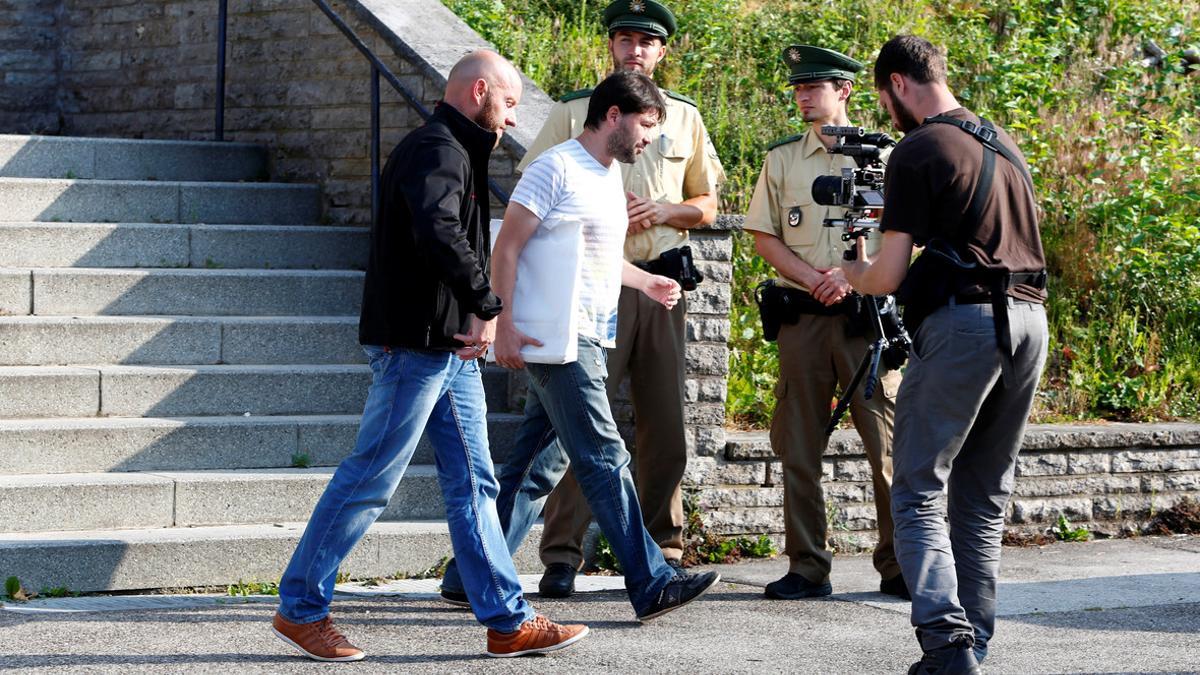 Agentes de policía abandonan el edificio en el que vivía el autor del atentado, este lunes en Ansbach.