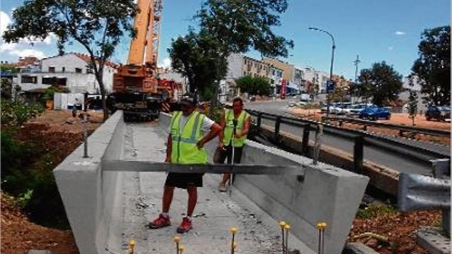 Vidreres instal·la una passera al pont del Rec Clar