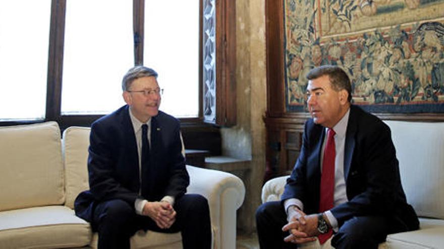 El presidente de la Generalitat, Ximo Puig, con el presidente de Air Nostrum, Carlos Bertomeu.