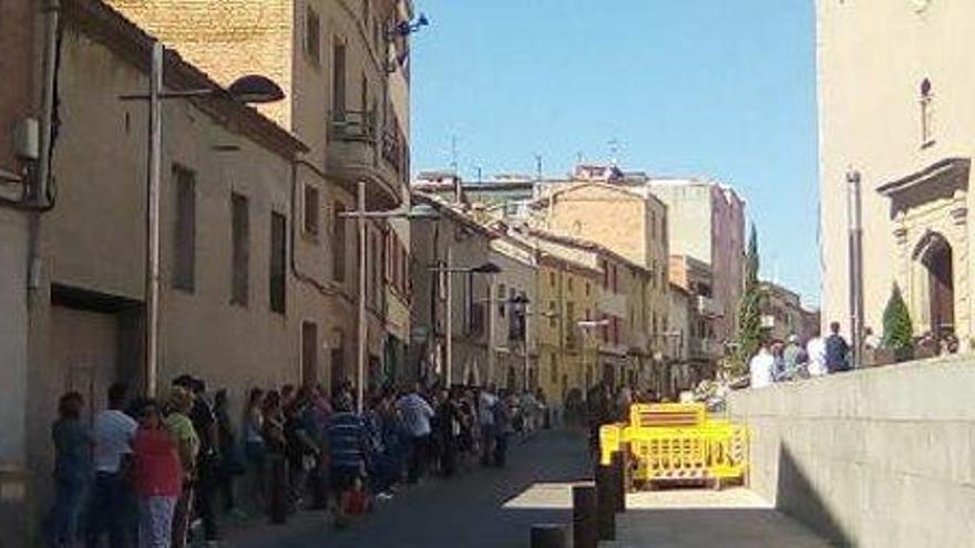 L&#039;exterior de l&#039;església parroquial de Vilanova durant el funeral