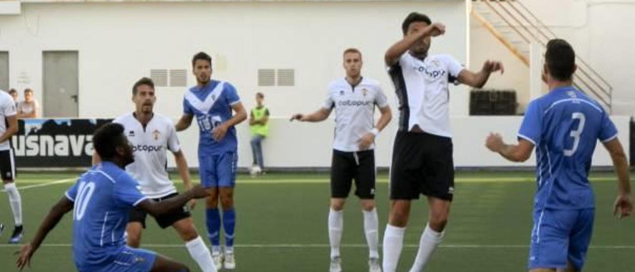 Un lance del partido entre el Ontinyent y el Badalona en el Clariano, el pasado sábado.