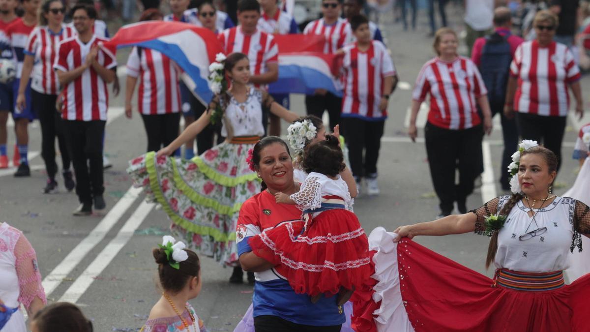 La comunidad latinoamericana que se homenajeará en 2026, en el desfile del Día de América del año pasado.