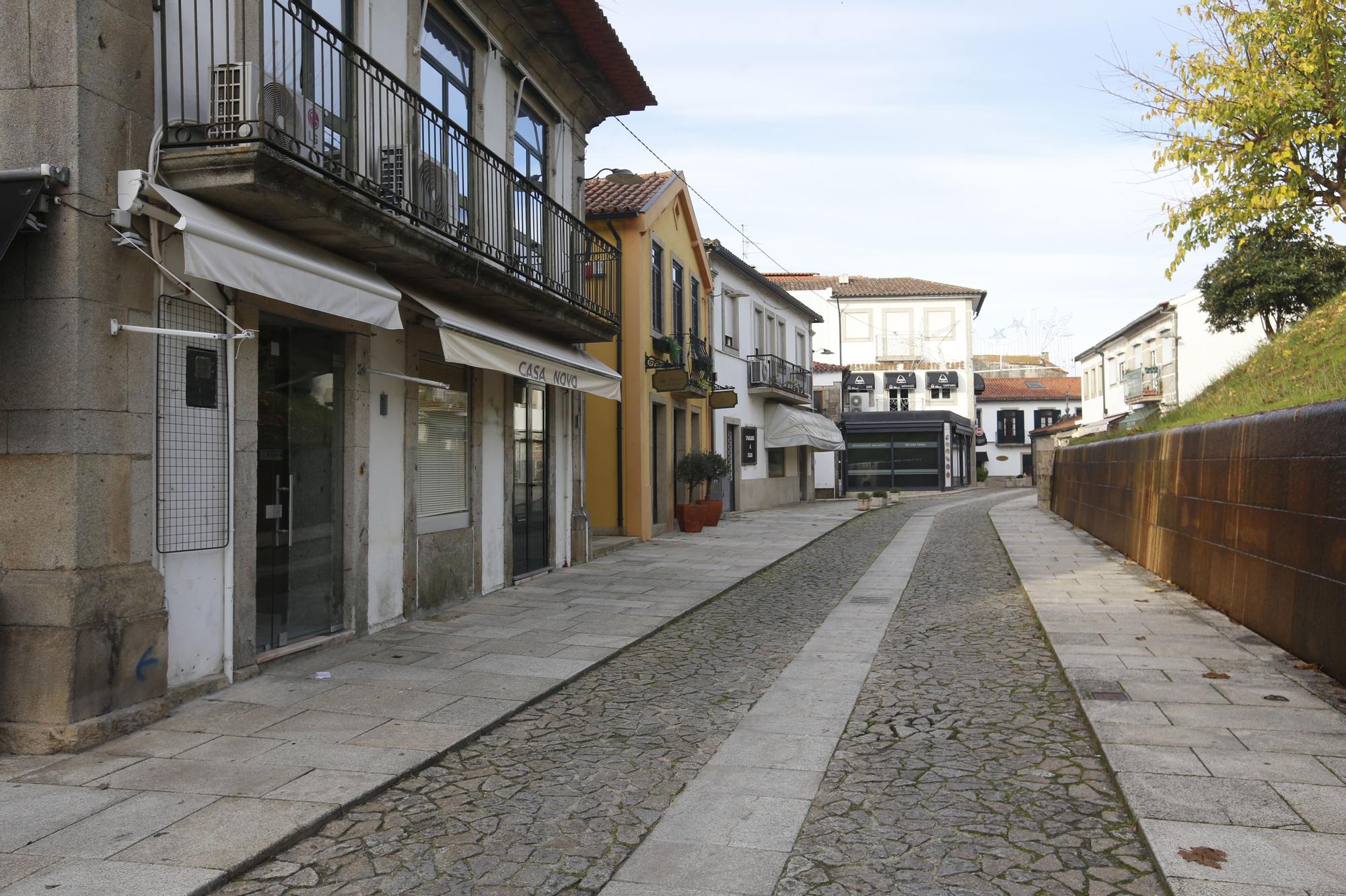 La zona vieja de Valença do Minho desierta.