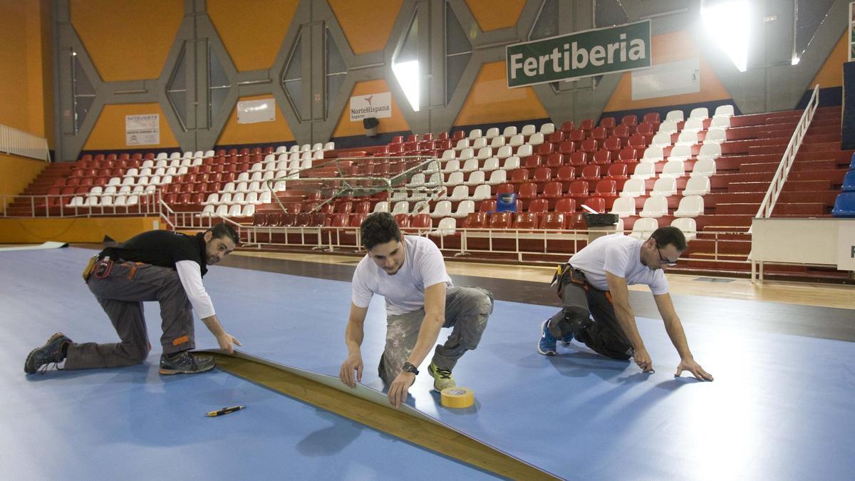 Instalación hace casi una década de la pista azul en el Ovni.