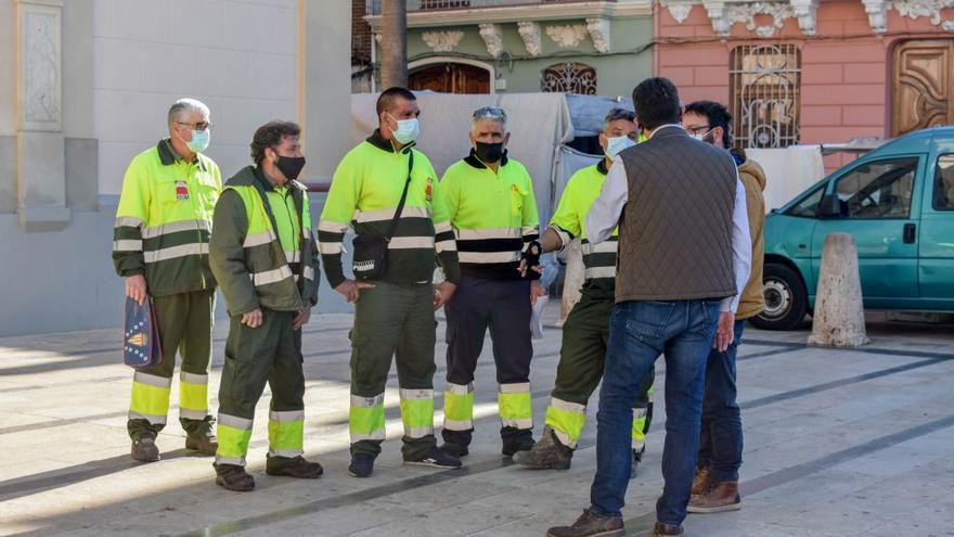 Protesta de los trabajadores de la FCC con el alcalde de ALfafar.