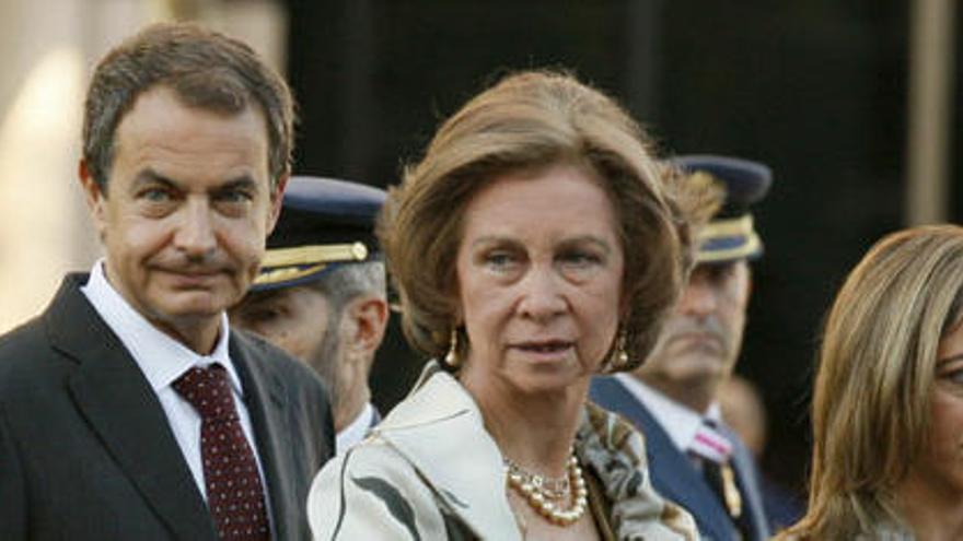 El presidente del Gobierno junto a la Reina y a la Ministra de Defensa.