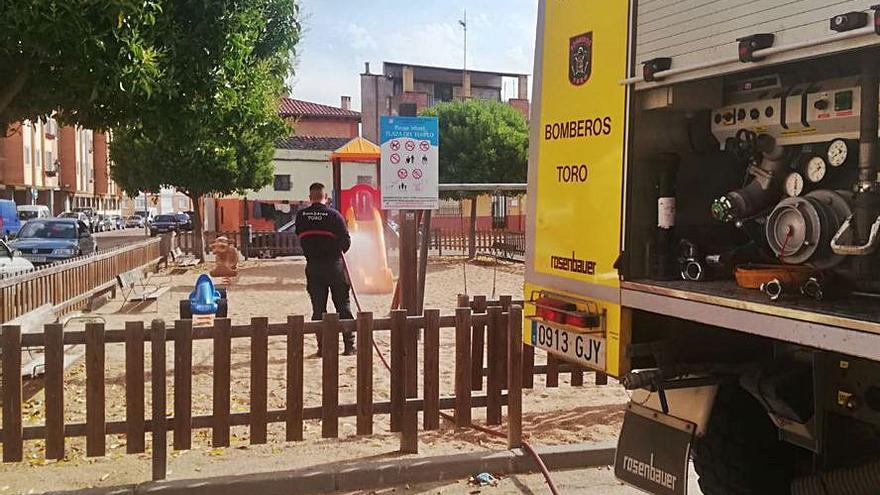 Los bomberos de Toro desinfectan los parques