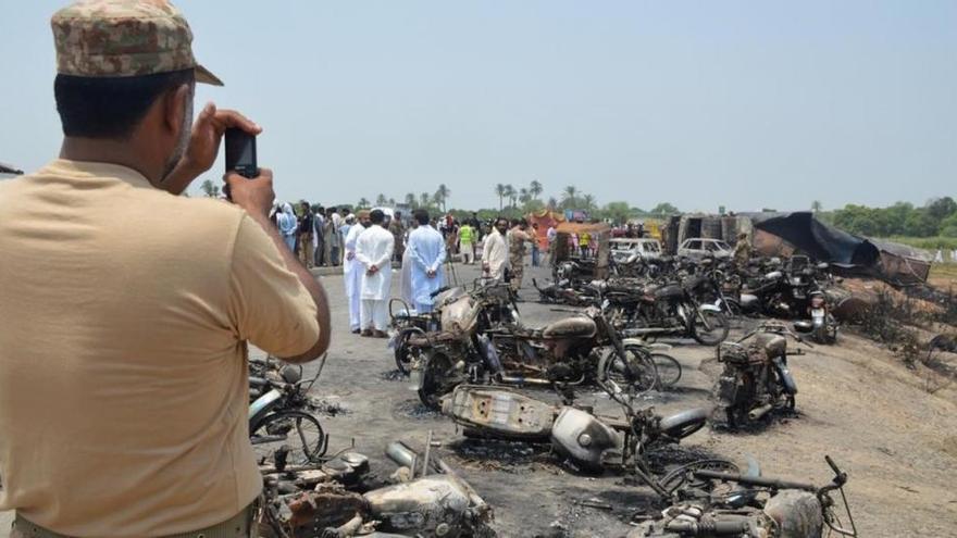 Al menos 123 muertos al explotar un camión cisterna en Pakistán