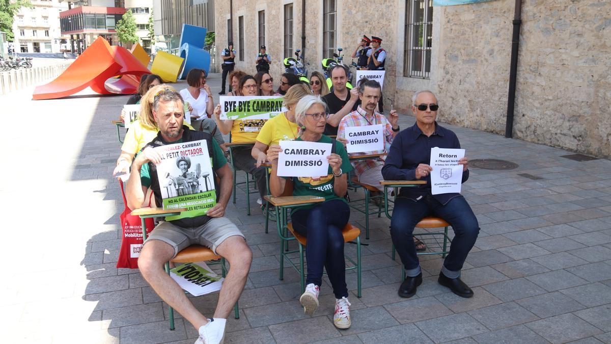 Diversos sindicalistes estan en una classe improvisada davant de la delegació del Govern a Girona