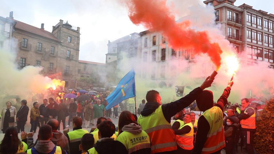 Casi 3.000 personas reclaman ayuda en Avilés para parar la sangría de cierres industriales