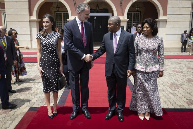 La reina Letizia y el rey Felipe son recibidos en Angola por el presidente y la primera dama, João Manuel Gonçalves Lourenço y Ana Afonso Dias Lourenço