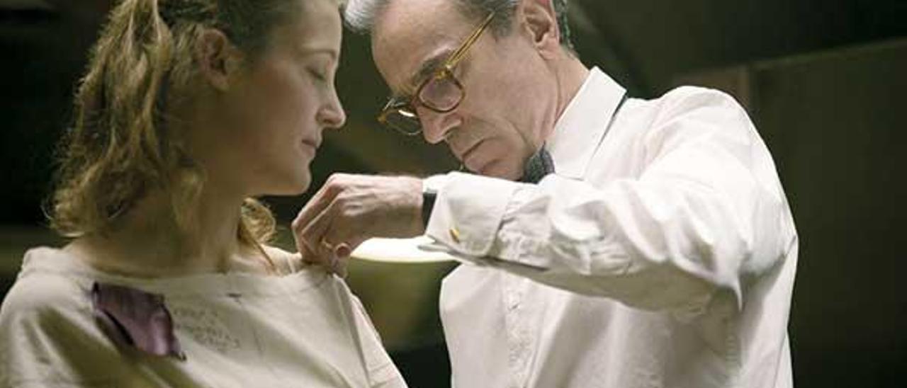 Vicky Krieps y Daniel Day-Lewis, en &quot;El hilo invisible&quot;.   // UPI