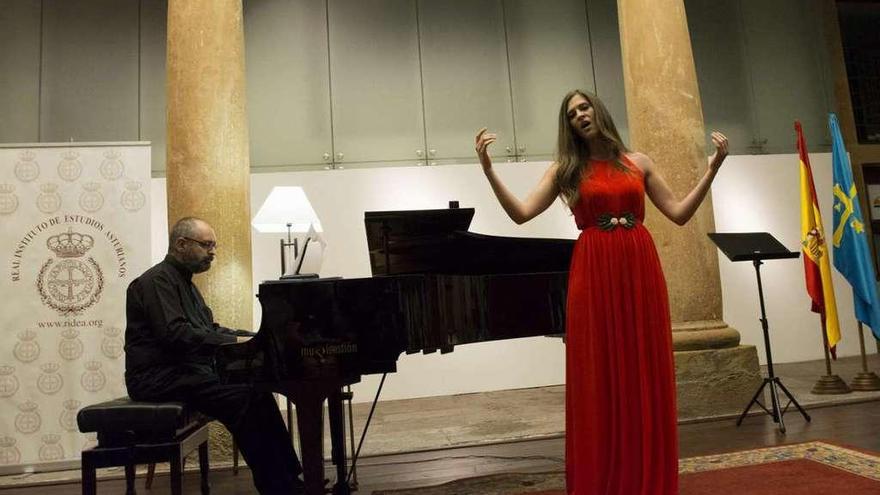 La soprano Cristina Suárez y el pianista Manuel Burgueras, durante el concierto de ayer en el RIDEA.