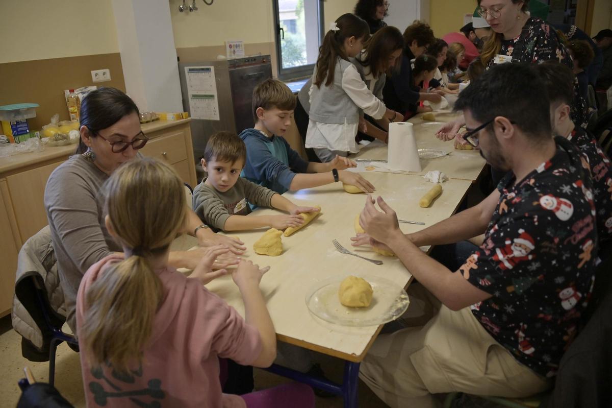 Taller de dulces navideños en el Museo Escolar de Puçol