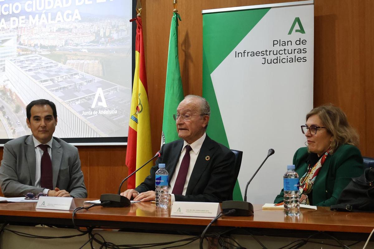 El consejero de Justicia, José Antonio Nieto; el alcalde de Málaga, Francisco de la Torre; y la presidenta de la de la Audiencia Provincial de Málaga, Lourdes García Ortiz.