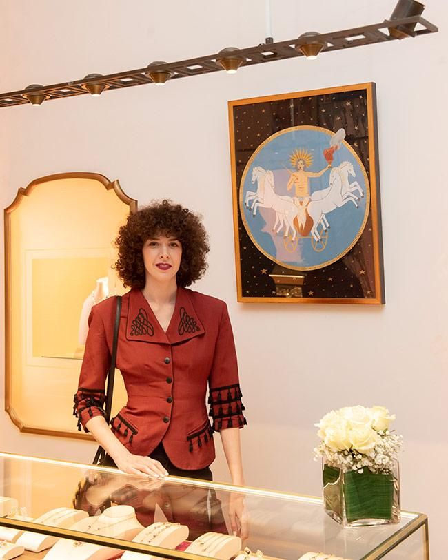 Brianda Fitz-James Stuart junto a su obra "Helios"