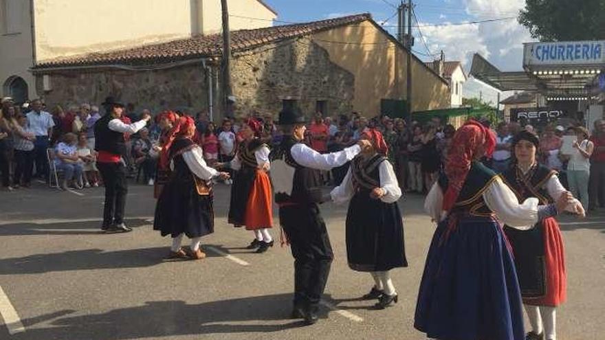 Bailes folclóricos en la plaza de la localidad de Viñas en la tarde de ayer.