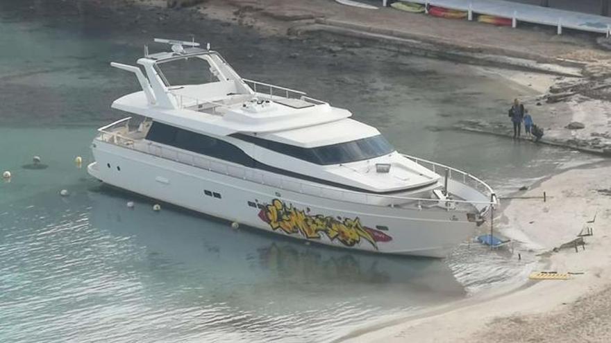 Calvià will gestrandete Graffiti-Yacht für 80.000 Euro vom Strand entfernen